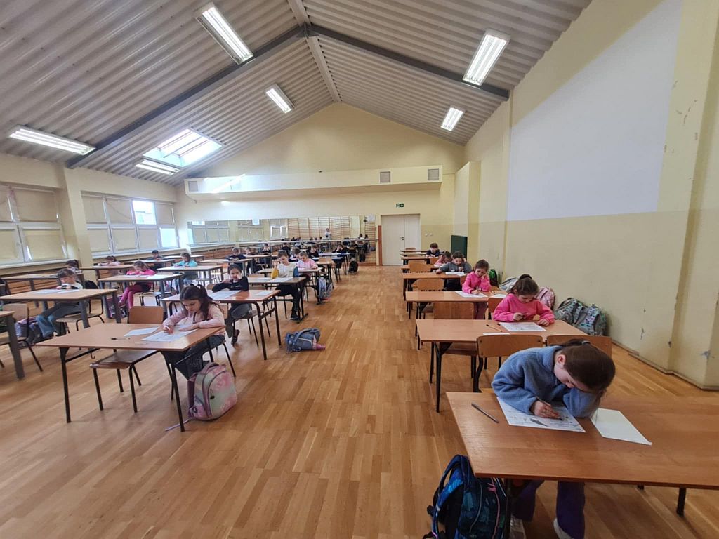 Dzieci w ławkach szkolnych 