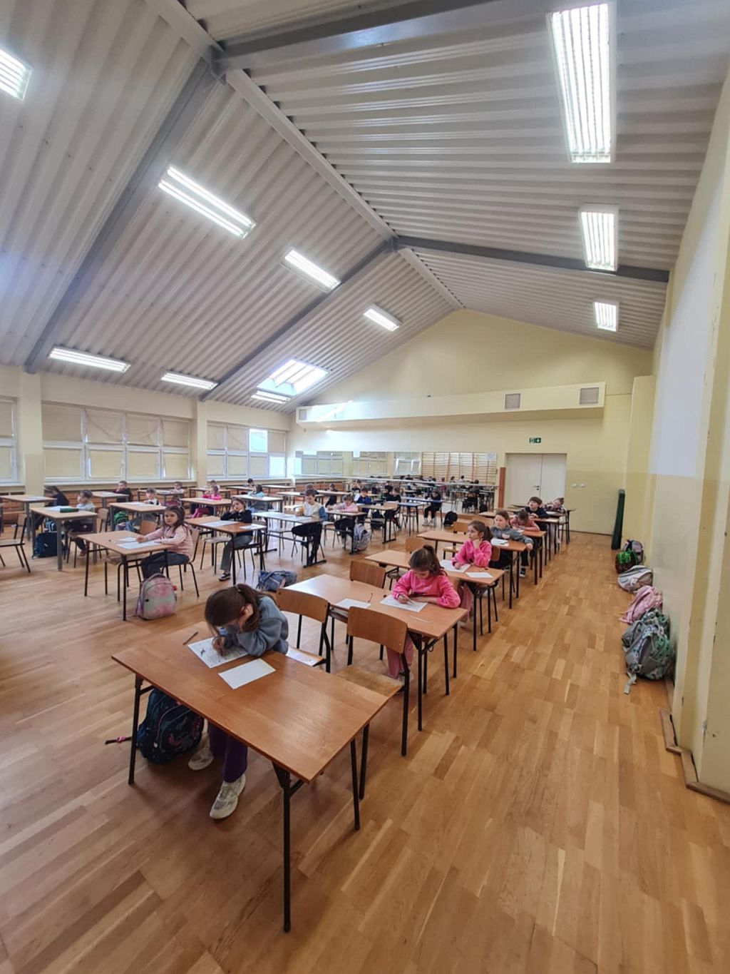 Dzieci w ławkach na sali 