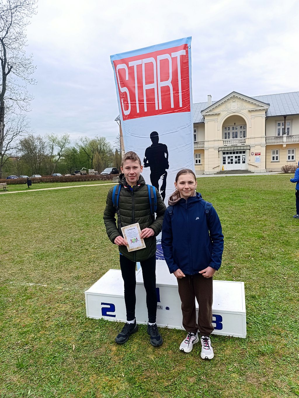 Zawodniczka i zawodnik we wspólnym zdjęciu
