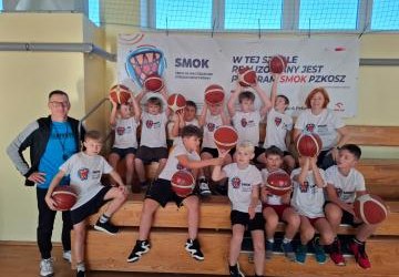 SP 1 Gorlicach jest Szkolnym Młodzieżowym Ośrodkiem Koszykówki  PZKOSZ