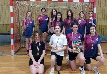 Złoty medal i awans w piłce ręcznej dziewcząt