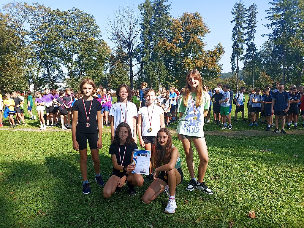 Złoty medal dziewcząt w Sztafetowych Biegach Przełajowych  w Lipinkach