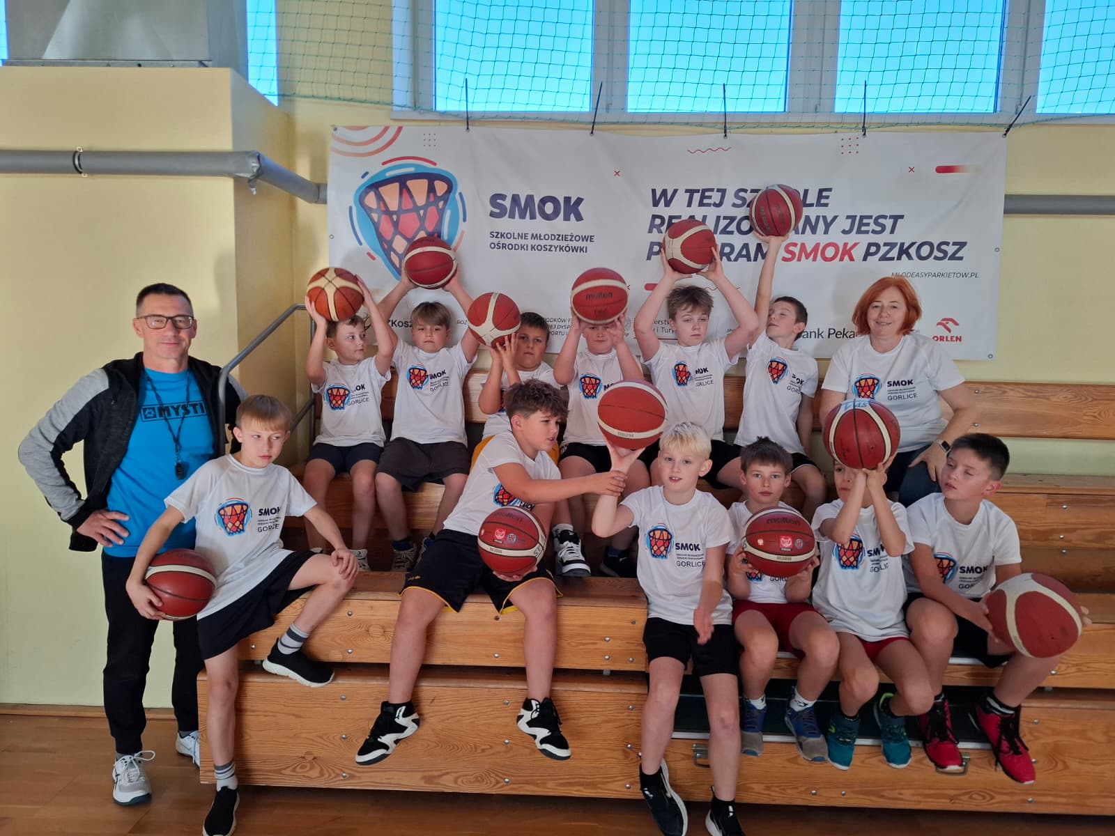 SP 1 Gorlicach jest Szkolnym Młodzieżowym Ośrodkiem Koszykówki  PZKOSZ
