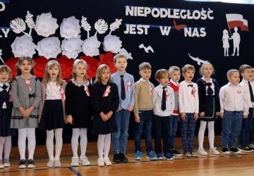 Święto szkoły oraz przegląd pieśni patriotycznych w klasach I-III