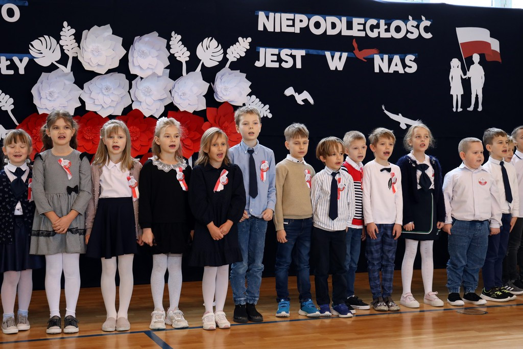 Święto szkoły oraz przegląd pieśni patriotycznych w klasach I-III