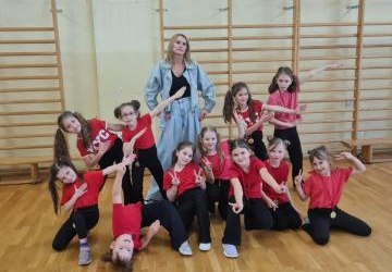 Międzynarodowy Dzień Tańca z pierwszoklasistkami w roli głównej!