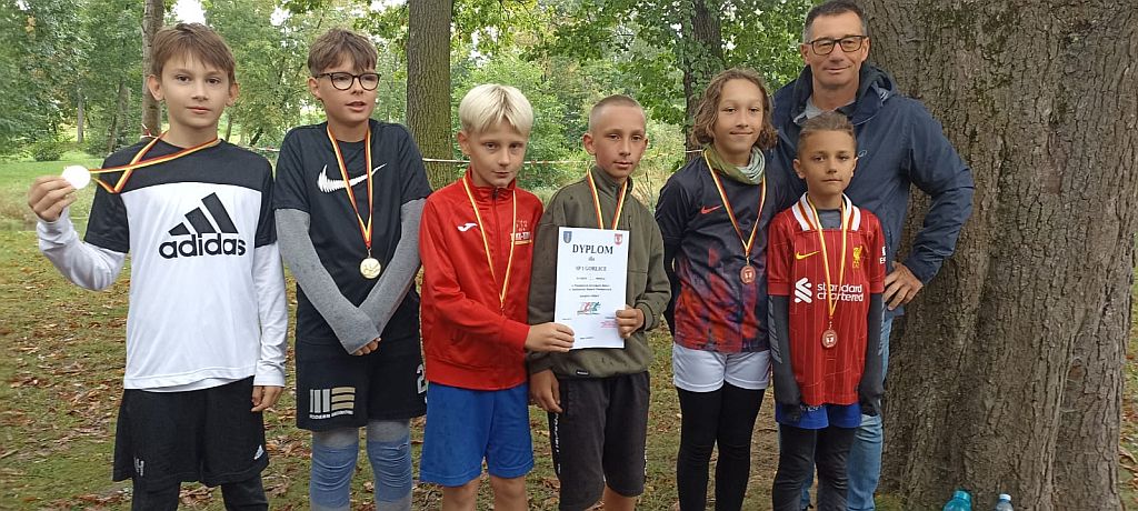 Mistrzostwo Powiatu dla chłopców oraz brązowe medale dla dziewcząt SP 1 Gorlice w Sztafetowych Biegach Przełajowych