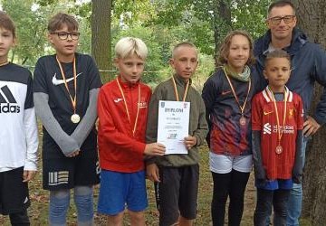 Mistrzostwo Powiatu dla chłopców oraz brązowe medale dla dziewcząt SP 1 Gorlice w Sztafetowych Biegach Przełajowych