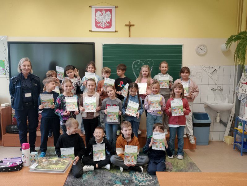 Spotkanie uczniów klas I–III z policjantami – uczymy się, jak być bezpiecznym na drodze