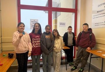 Światowy Dzień Tabliczki Mnożenia połączony z biciem rekordu w układaniu piramidy z kart