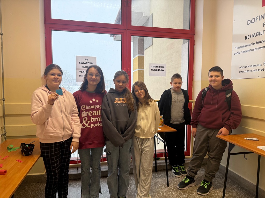 Światowy Dzień Tabliczki Mnożenia połączony z biciem rekordu w układaniu piramidy z kart