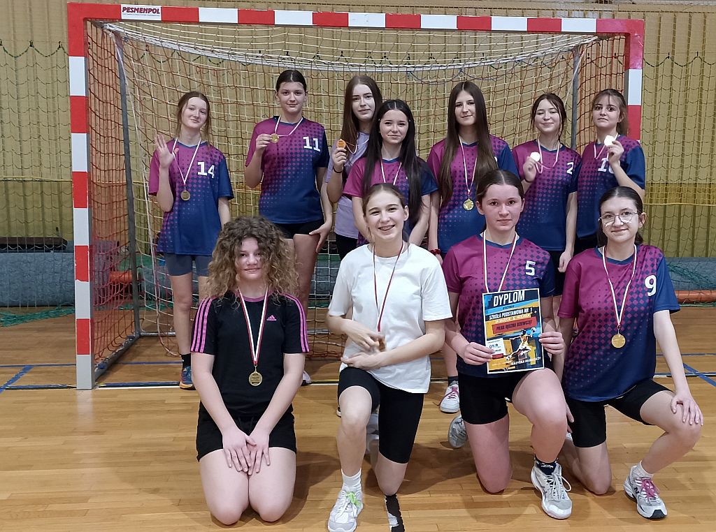 Złoty medal i awans w piłce ręcznej dziewcząt
