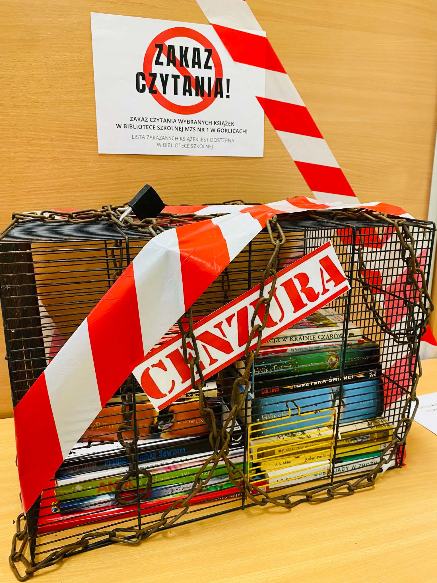 Nie czytać? Nie myśleć? Nie zadawać pytań? Za kratami cenzury, czyli Tydzień Zakazanych Książek w naszej szkole